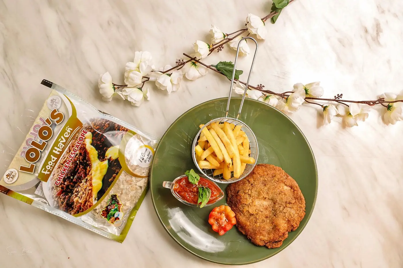 Chicken cutlets served with chips and vegetables